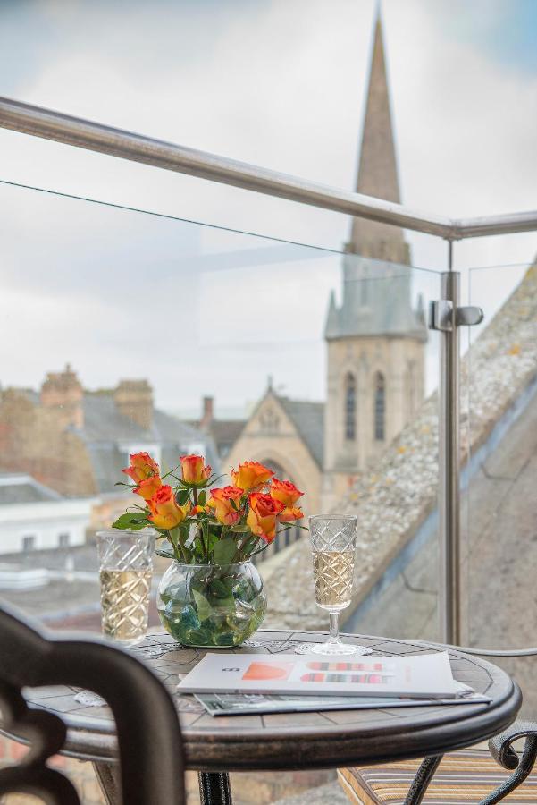 ザ ジョージ ストリート ホテル オックスフォード エクステリア 写真 The view from the balcony of the 1001 Club