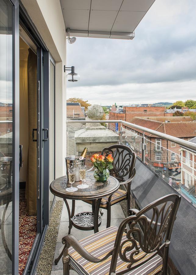 ザ ジョージ ストリート ホテル オックスフォード エクステリア 写真 A balcony in a hotel