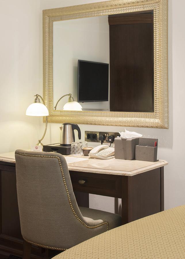 ザ ジョージ ストリート ホテル オックスフォード エクステリア 写真 A hotel room desk with a telephone, a kettle, and a television