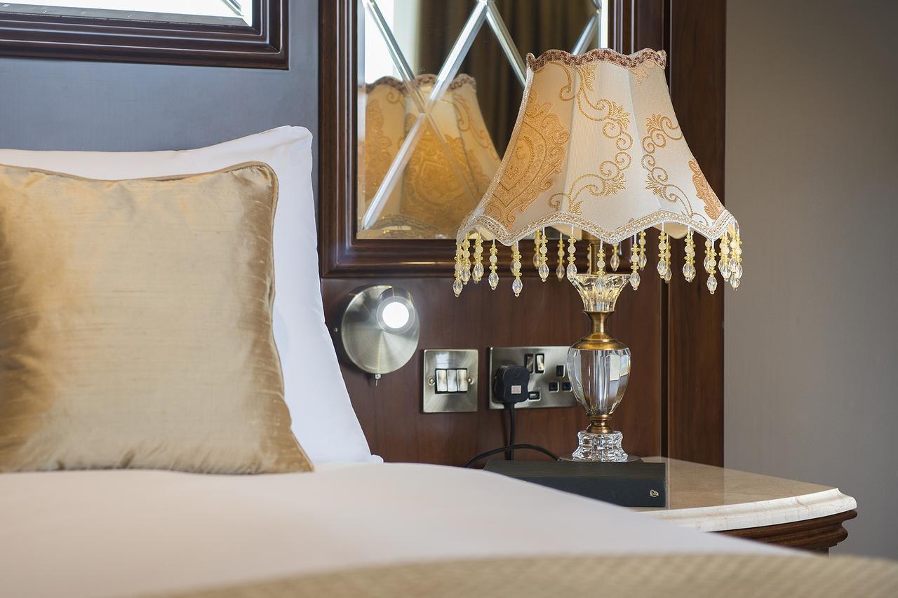 ザ ジョージ ストリート ホテル オックスフォード エクステリア 写真 A table lamp