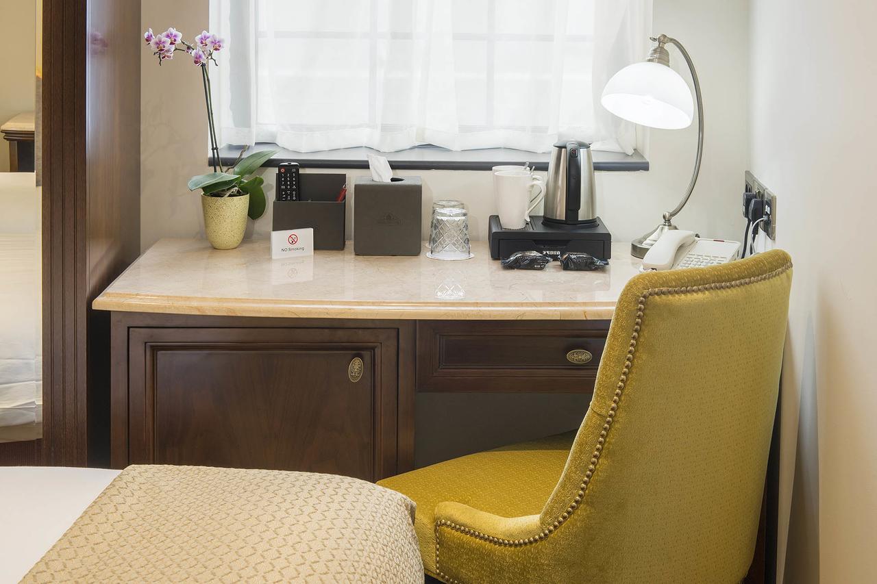 ザ ジョージ ストリート ホテル オックスフォード エクステリア 写真 A desk with a built-in lamp