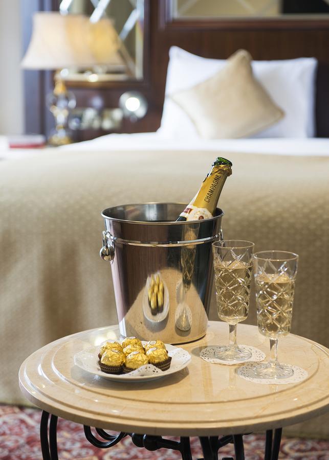 ザ ジョージ ストリート ホテル オックスフォード エクステリア 写真 Champagne in a champagne bucket