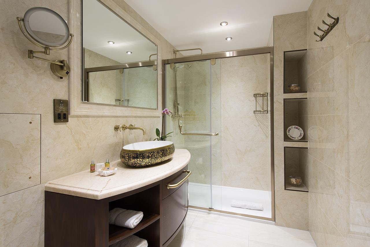 ザ ジョージ ストリート ホテル オックスフォード エクステリア 写真 A bathroom with a shower enclosure