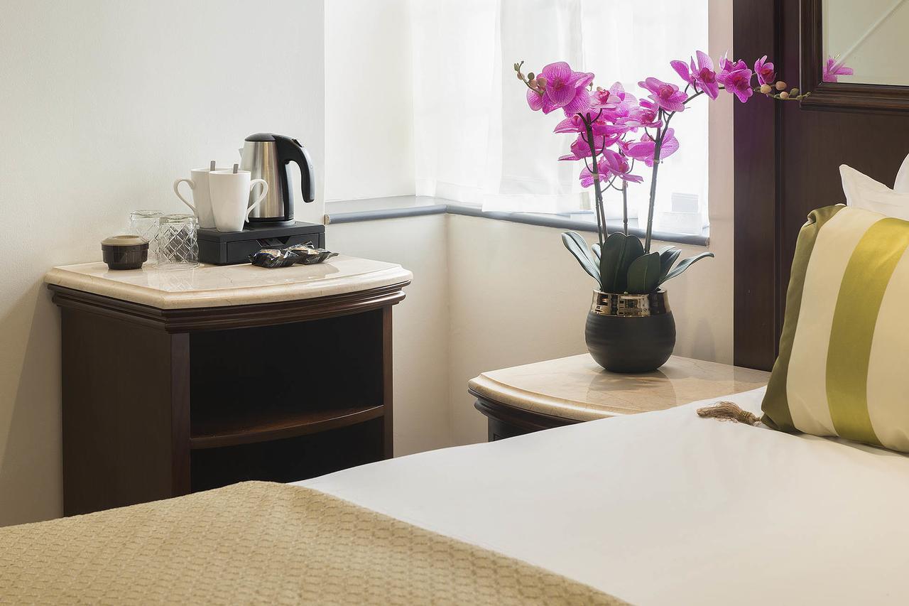 ザ ジョージ ストリート ホテル オックスフォード エクステリア 写真 A tea and coffee making machine in a hotel room