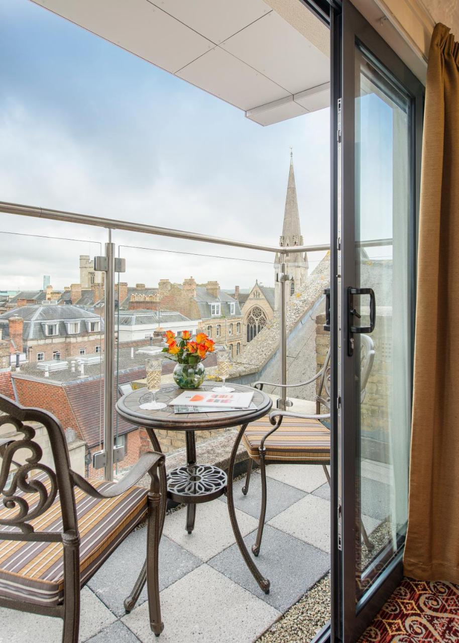 ザ ジョージ ストリート ホテル オックスフォード エクステリア 写真 A balcony at the hotel